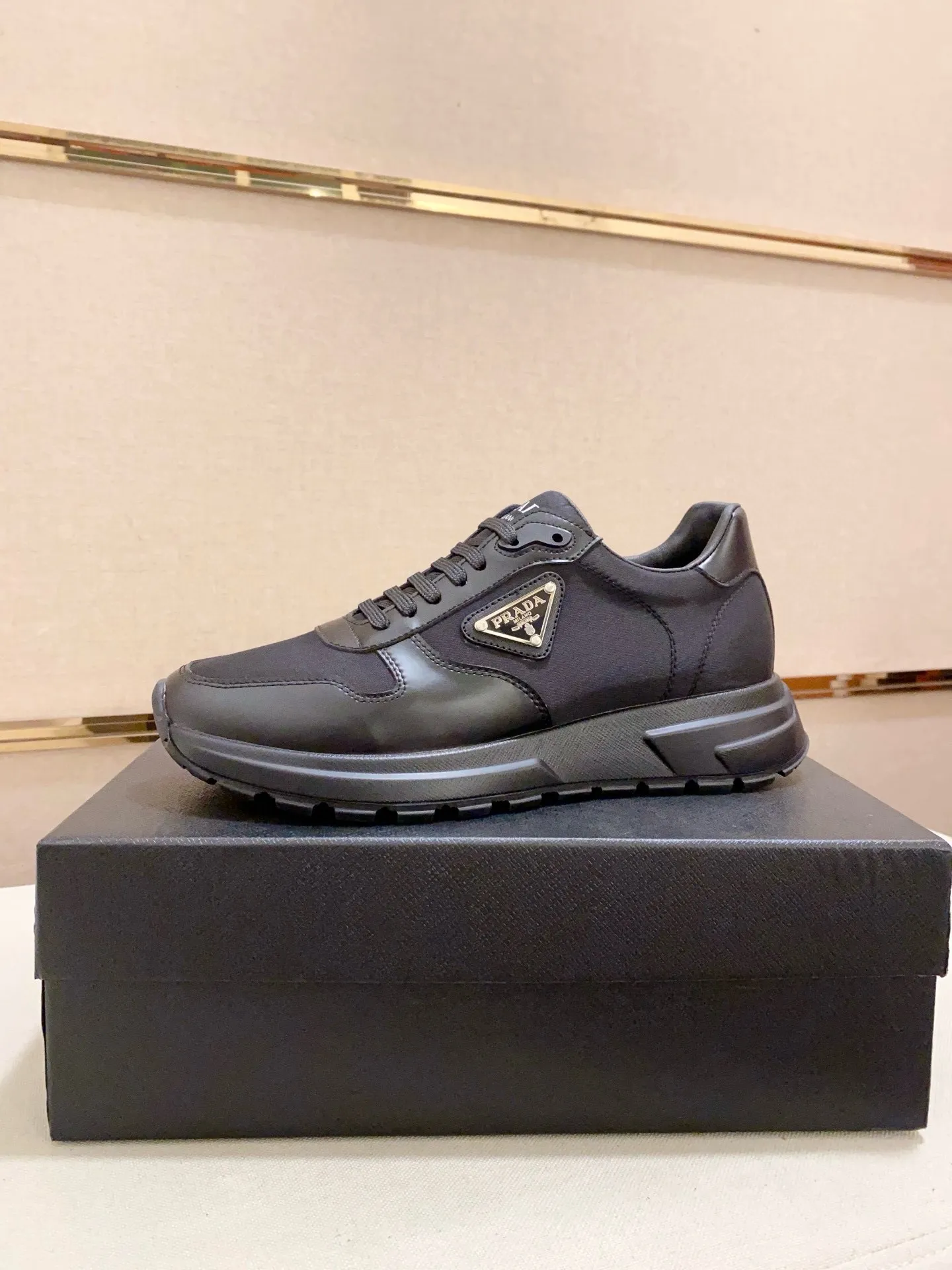 Men's shoes💰: 462💰[Prada～Prada] Trendy new models are on the market. Same style as the official website. Counter quality. Original matching. [Strong] [Strong] Selected first-layer cowhide fabric. Comfortable and breathable sheepskin lining, fine workmanship, upper layer made of 100% pure cowhide, original last shape, comfortable on the feet, shoe sizes 38 to 44